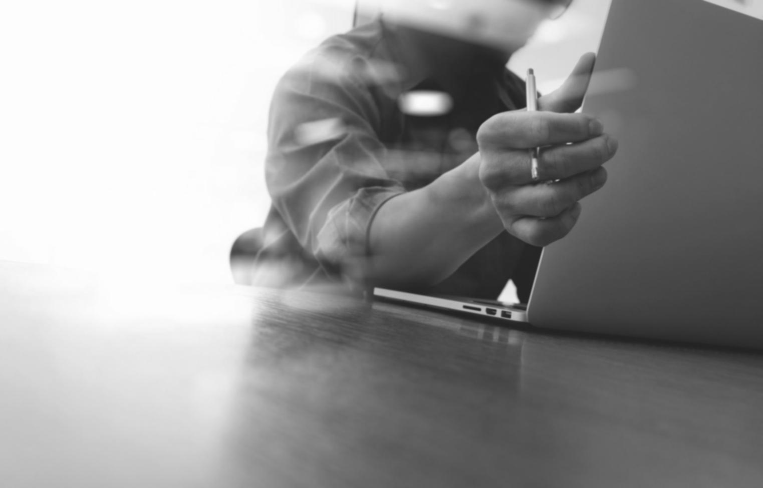 Espacio de trabajo del estudio con proyectos en desarrollo